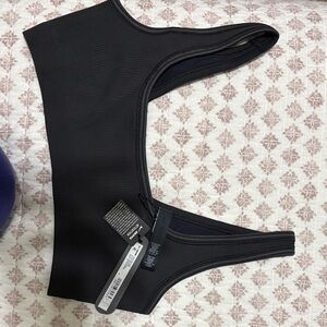 Ribbed Black Seamless Sports Bra